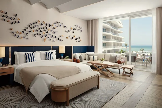 غرفة ديلوكس بسرير كينج بإطلالة على البحر بشرفة، The St. Regis Al Mouj Muscat Resort 2/3