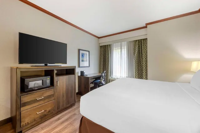 Spa, King Bed, Pool Access، Best Western Plus Northwind Inn Suites 1/10