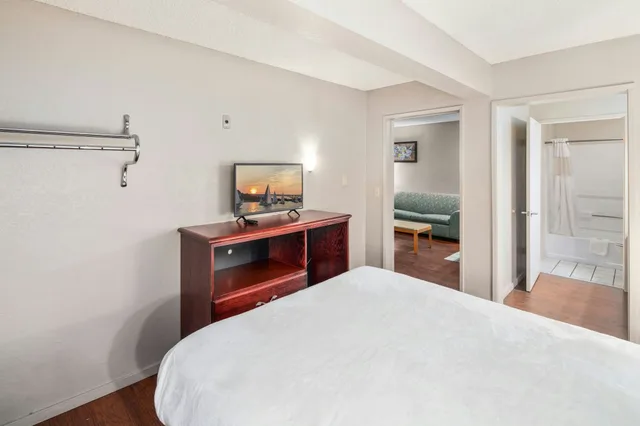 Premium Queen Suite, Inn at Lake Washington By OYO I-405 1/4