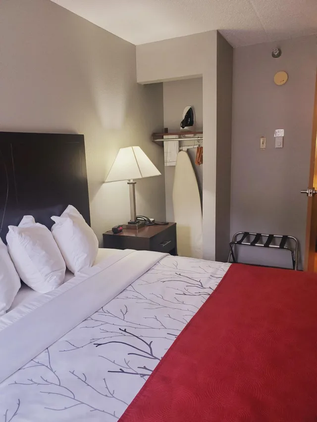غرفة بسرير كينج، Blackstone Lodge Suites 1/5