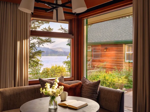 Premier, Deluxe, 2 Double Beds, Partial Lake View، Fairmont Jasper Park Lodge 3/3