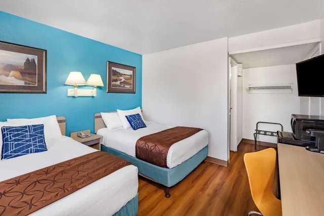 غرفة بسريرين مزدوجين، Travelodge by Wyndham Miles City 2/6
