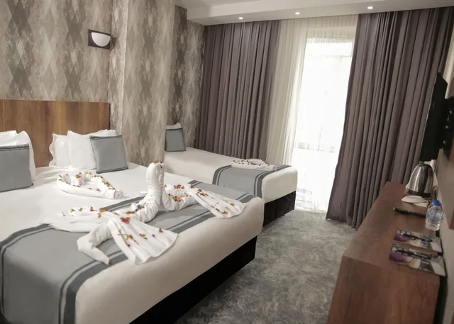 غرفة ديلوكس ثلاثية بسرير كوين وسرير فردي، Airport Express Hotel 5/10
