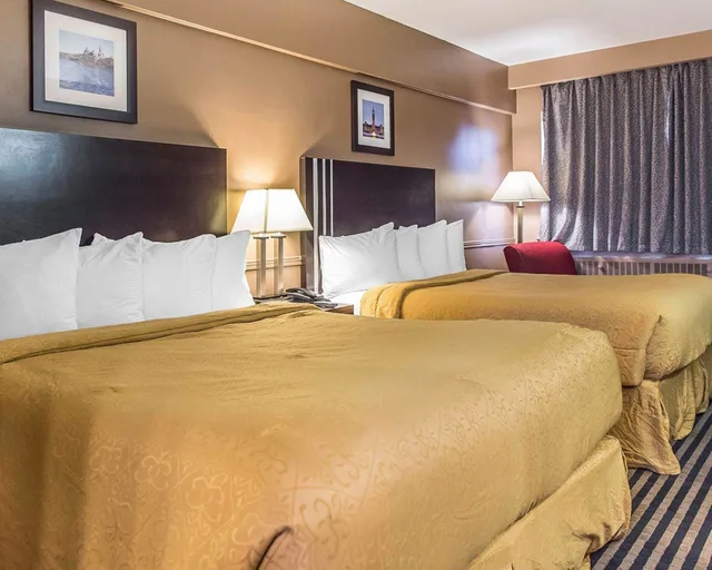Standard, 2 Queen Beds, Econo Lodge Downtown Ottawa 1/2