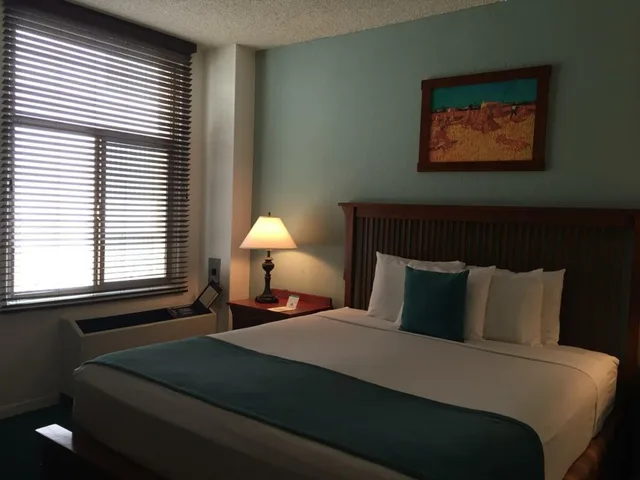 غرفة بسرير كوين، Hotel Carmel Santa Monica Hotel 1/1