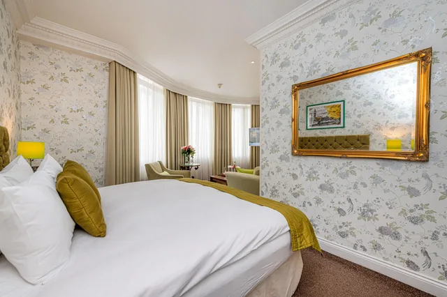 Space, Deluxe, Double Bed, Sofa, High Floor, Ashburn 1/10