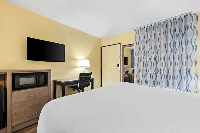 غرفة بسرير كينج، Days Inn by Wyndham Cleveland TN 8/10