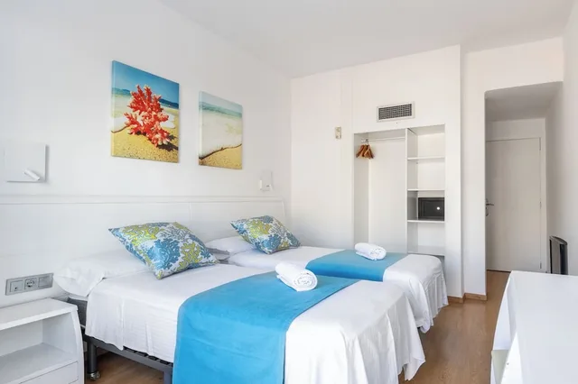 غرفة سوبيريور بسرير كوين بشرفة، Neptuno Paguera Hostal 1/8