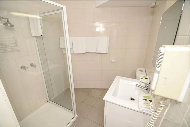 غرفة عائلية بسرير بطابقين وسريرين كوين، DANDENONG MOTEL 1/1
