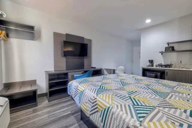 غرفة بسرير كوين لغير المدخنين بمطبخ، Studio6 Little Rock, AR - South 3/8