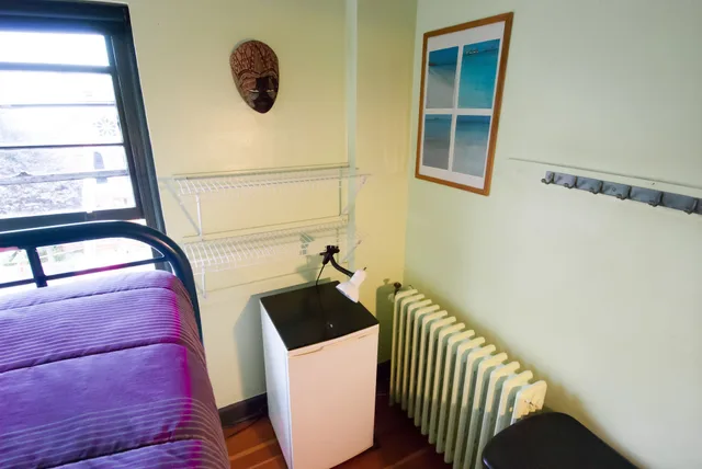 غرفة صغيرة بسريرين منفصلين وسرير بطابقين بحمام مشترك، Ocean Island Inn Backpackers Suites Hostel 6/9