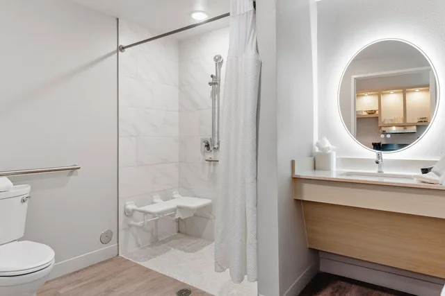 جناح بسرير كينج بغرفة نوم واحدة مع أريكة لذوي الإعاقة، TownePlace Suites Pueblo Downtown 2/2