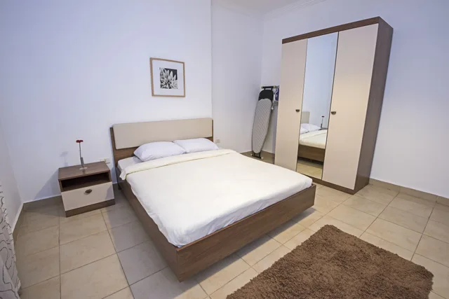 شقة بسرير كوين بشرفة مع أريكة، Lilly Apartments 3/5