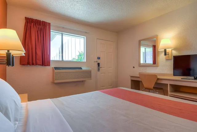 غرفة قياسية بسرير مزدوج، Motel6 Rowland Heights, CA - Los Angeles - Pomona 5/10