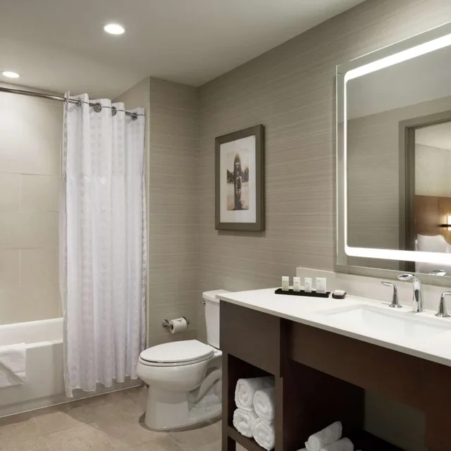 جناح بسريرين كوين بشرفة بغرفة نوم واحدة مع أريكة، Embassy Suites By Hilton Oahu Kapolei 3/4