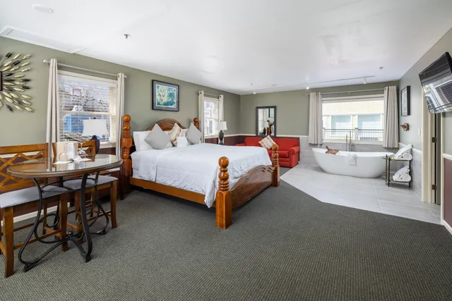 Downtown, Deluxe, King Bed, Sofa، Old Harbor Inn 1/4