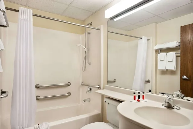 Room, Queen Bed, Travelodge By Wyndham Fort Scott 3/3