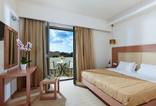غرفة بسريرين منفصلين وسرير بطابقين بإطلالة على البحر، Panormo Beach Hotel 1/3