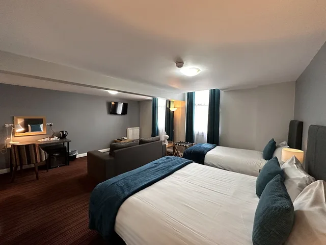 Executive, Twin Beds, 1 King and 1 Single Beds, Spilman Hotel 5/10