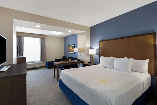 غرفة تنفيذية بسرير كينج، La Quinta Inn Suites By Wyndham Morgan Hill San Jose South 1/6
