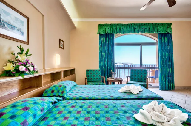 غرفة بسريرين منفصلين بإطلالة على البحر، PARADISE BAY RESORT 10/10