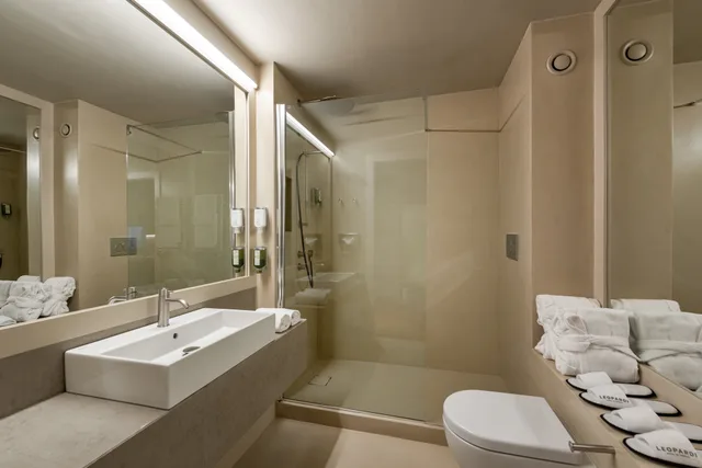 Junior Suite Shower، Leopardi 5/5