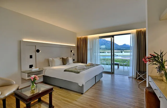 غرفة سوبيريور بسرير كينج بإطلالة على المسبح بشرفة، Val Du Charron Coach House 3/6