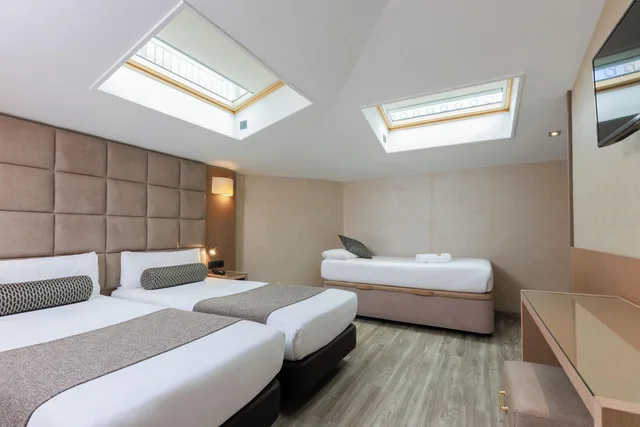 غرفة ثلاثية، Hotel Suizo 5/8