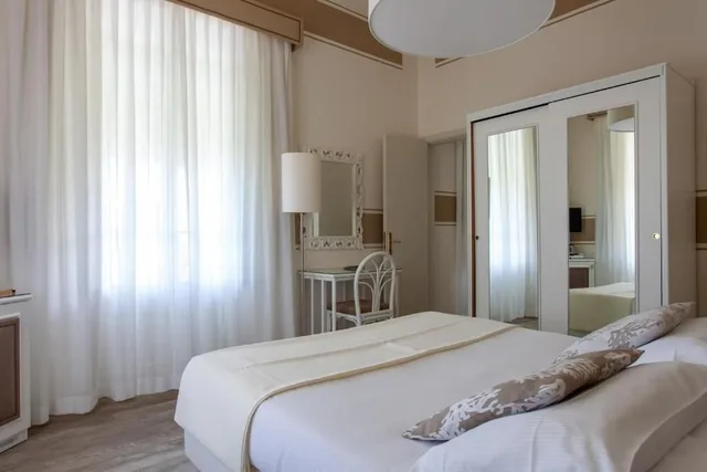 جناح متصل بسرير كوين وسريرين منفصلين بإطلالة على البحر بشرفة، Hotel Olimpia 2/5