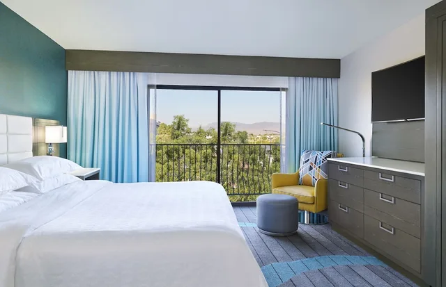 جناح بسرير كينج بغرفة نوم واحدة مع أريكة لذوي الإعاقة، Sheraton Tucson Hotel And Suites 1/4
