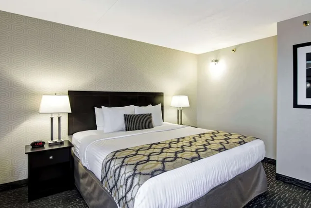 غرفة بسرير كوين لذوي الإعاقة، Radisson Hotel & Conference Centre West Edmonton, AB 2/7