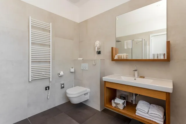غرفة سوبيريور بسرير كوين بإطلالة على المدينة مع أريكة، Cornaro Hotel 6/9