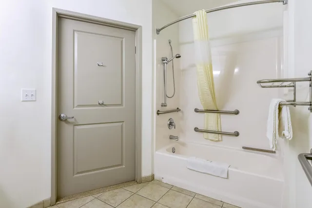 Deluxe, Queen Bed, Accessible, OYO 1001536 Studio6 Bakersfield, CA 9/9
