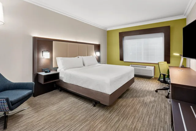 Room, King Bed, Holiday Inn Express Suites Klamath Falls Central 2/5
