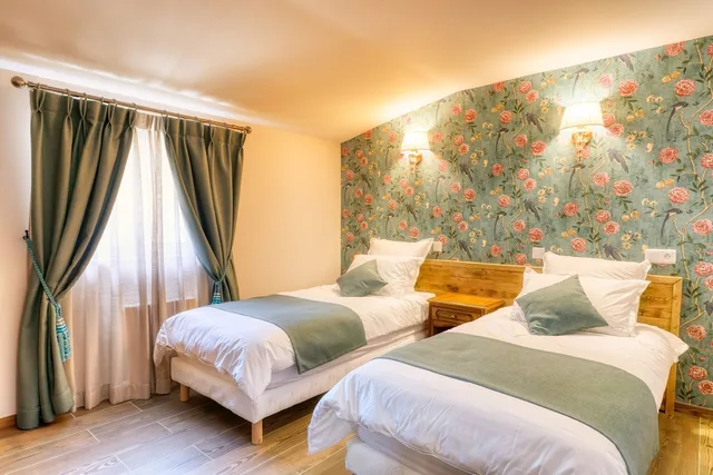 Family, House, Queen and Twin Beds, Sofa، Le Petit Chateau de Barbizon au Bois du Mee 2/10