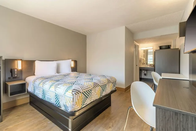 غرفة قياسية بسرير مزدوج بمطبخ صغير للمدخنين، Studio6 Hayward, CA – Silicon Valley Gateway 1/5