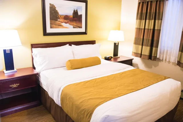 Superior, 3 Queen Beds, Queen Bed, Days Inn By Wyndham High Level 1/3