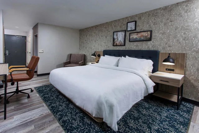 غرفة تقليدية بسرير كينج مع أريكة، Four Points by Sheraton Appleton 5/10