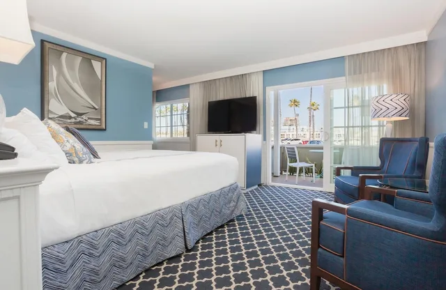 Deluxe, King Bed, Marina Side، Portofino Hotel And Marina 2/3