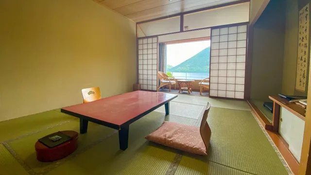 غرفة يابانية قياسية بإطلالة على البحيرة بأرضية تاتامي في طابق منخفض، Shikaribetsu Lakeside Onsen Hotel Fusui 1/1