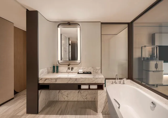 Connecting, King and Twin Beds, Hilton Saigon 4/4