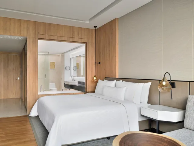 Guest Room, King Bed, Hill View, Large، The Westin Mumbai Powai Lake (ex Renaissance Mumbai) 3/7