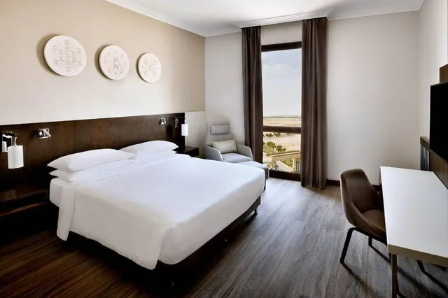 جناح رئاسي بسرير كينج مع دخول صالة النادي، فندق ماريوت مطار الرياض(Riyadh Airport Marriott Hotel) 1/4