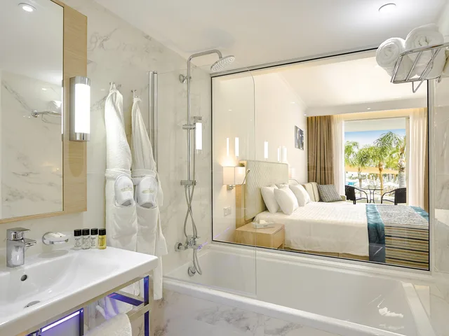 غرفة سوبيريور بسرير مزدوج أو سريرين منفصلين، Olympic Lagoon Resort Ayia Napa 2/2