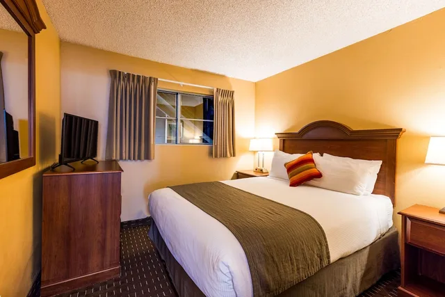 جناح بإطلالة على البحر مفردة بسرير كوين مع أريكة، Ebb Tide Oceanfront Inn 1/3