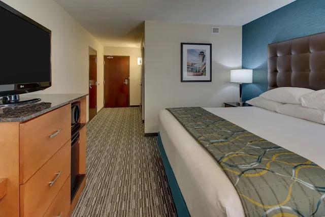 Room, King Bed, Pear Tree Inn St Louis Airport 2/8