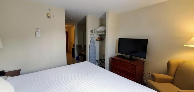 Deluxe, Suite, King Bed, Travelodge By Wyndham Stony Plain 1/8