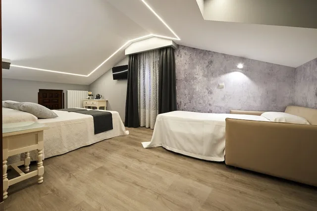 غرفة ثلاثية بسريرين منفصلين بشرفة مع أريكة، Posada Araceli 2/5