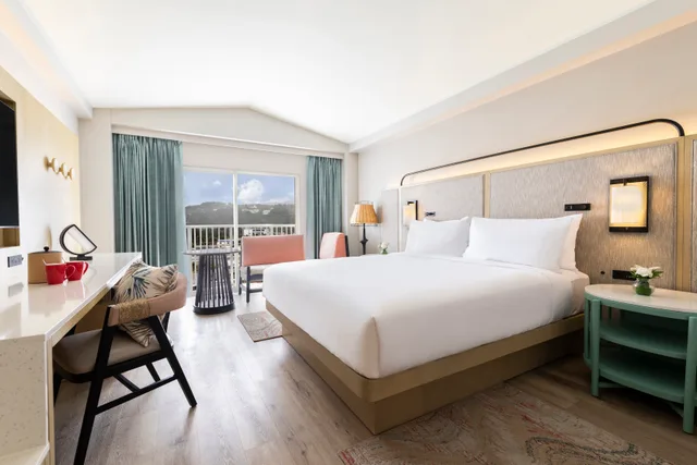 غرفة بسرير كينج بإطلالة على الجبل، Crowne Plaza Resort Saipan an IHG Hotel 1/4