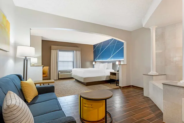 جناح بسرير كينج، Comfort Suites East Brunswick - South River 2/4